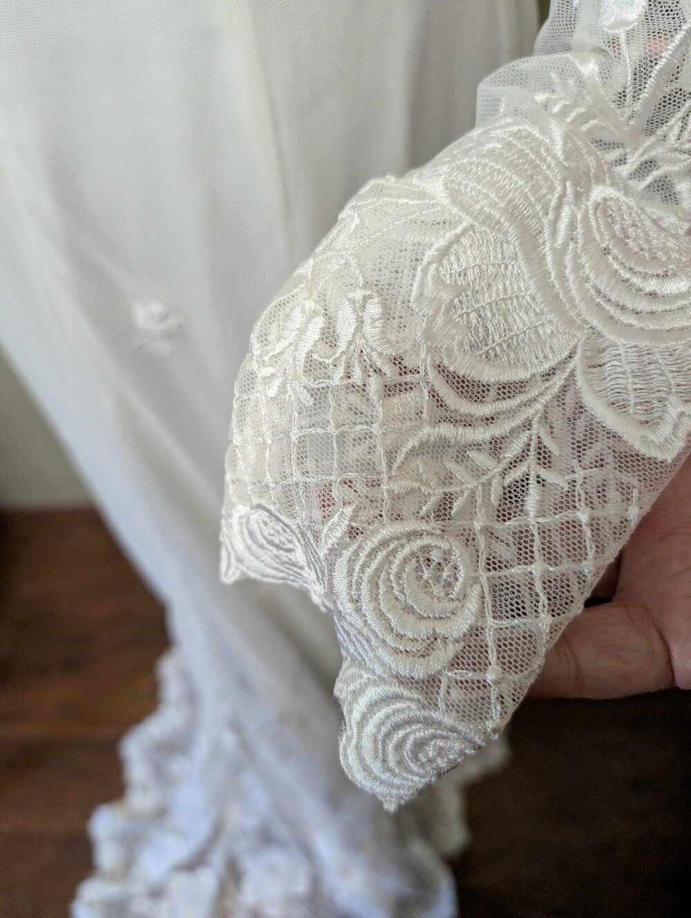 Jessica McClintock Gorgeous Vintage Lace Wedding Dress
-NWT Size 10 - Picture 10 of 16